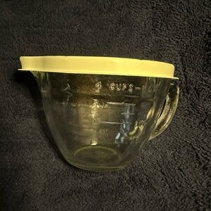 Pampered Chef 4 cup batter bowl with lid
